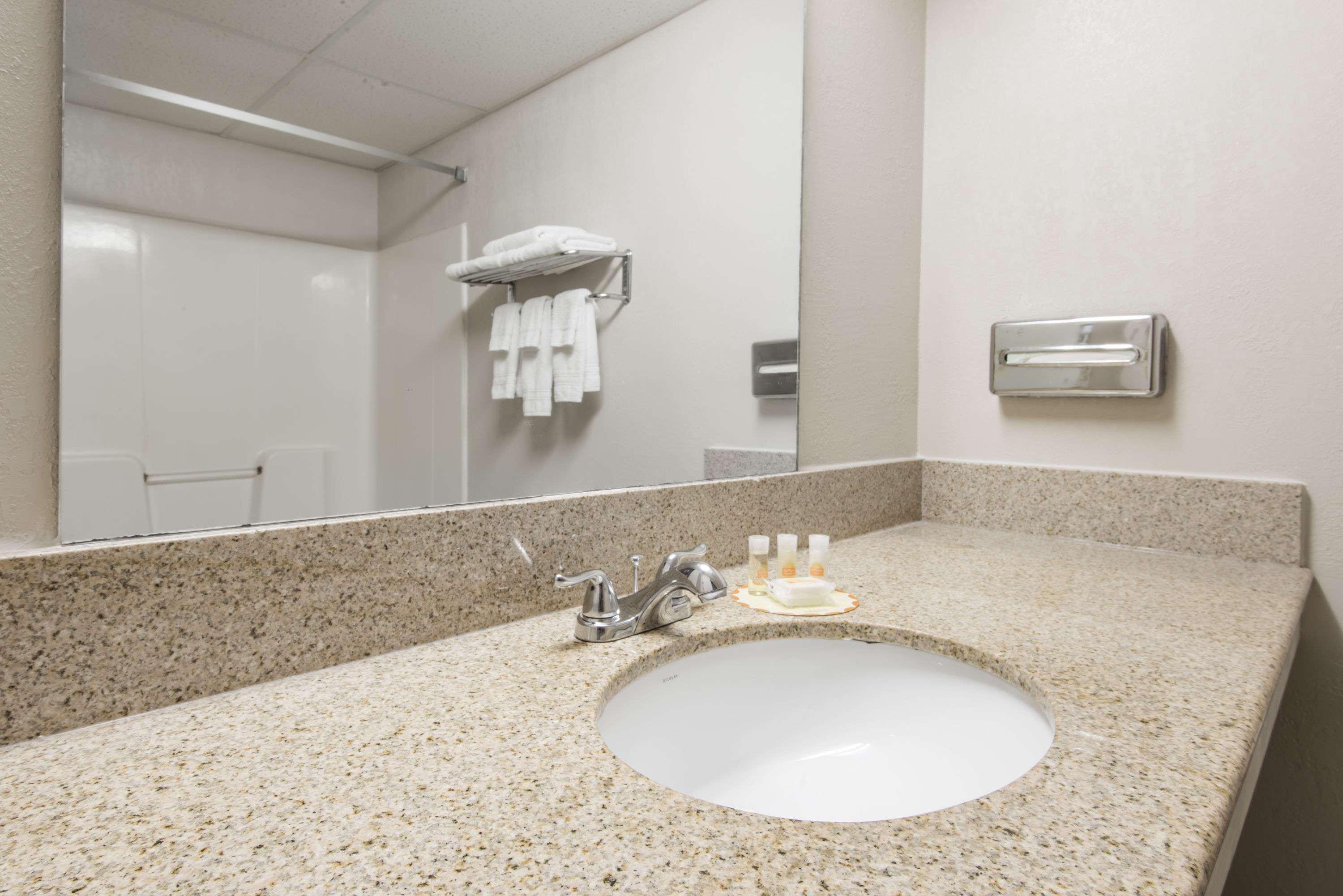 Days Inn By Wyndham Kansas City International Airport Zewnętrze zdjęcie